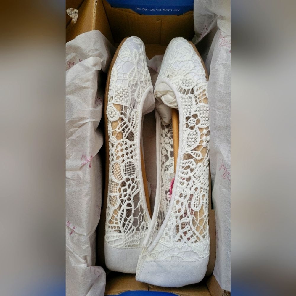 Elegant White Lace Ballet Flats